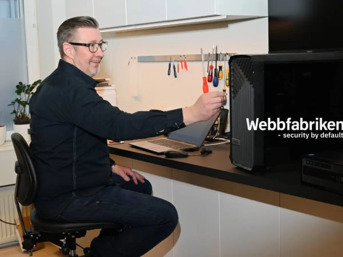 Per Linder hjälper en kund med datorservice